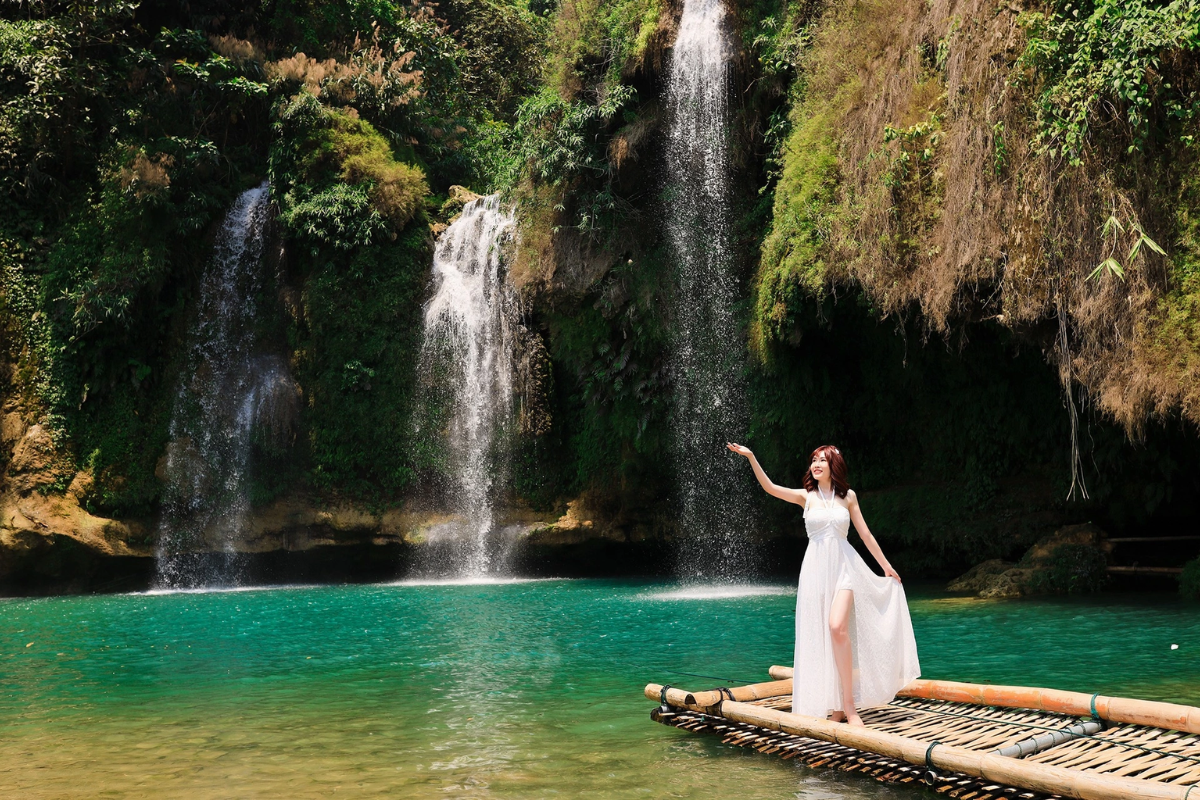 The multi-tiered Chieng Khoa Waterfall surrounded by green forest